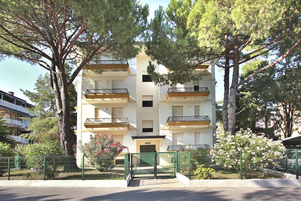 Residenza Ibsen Apartment Lignano Sabbiadoro Ruang foto