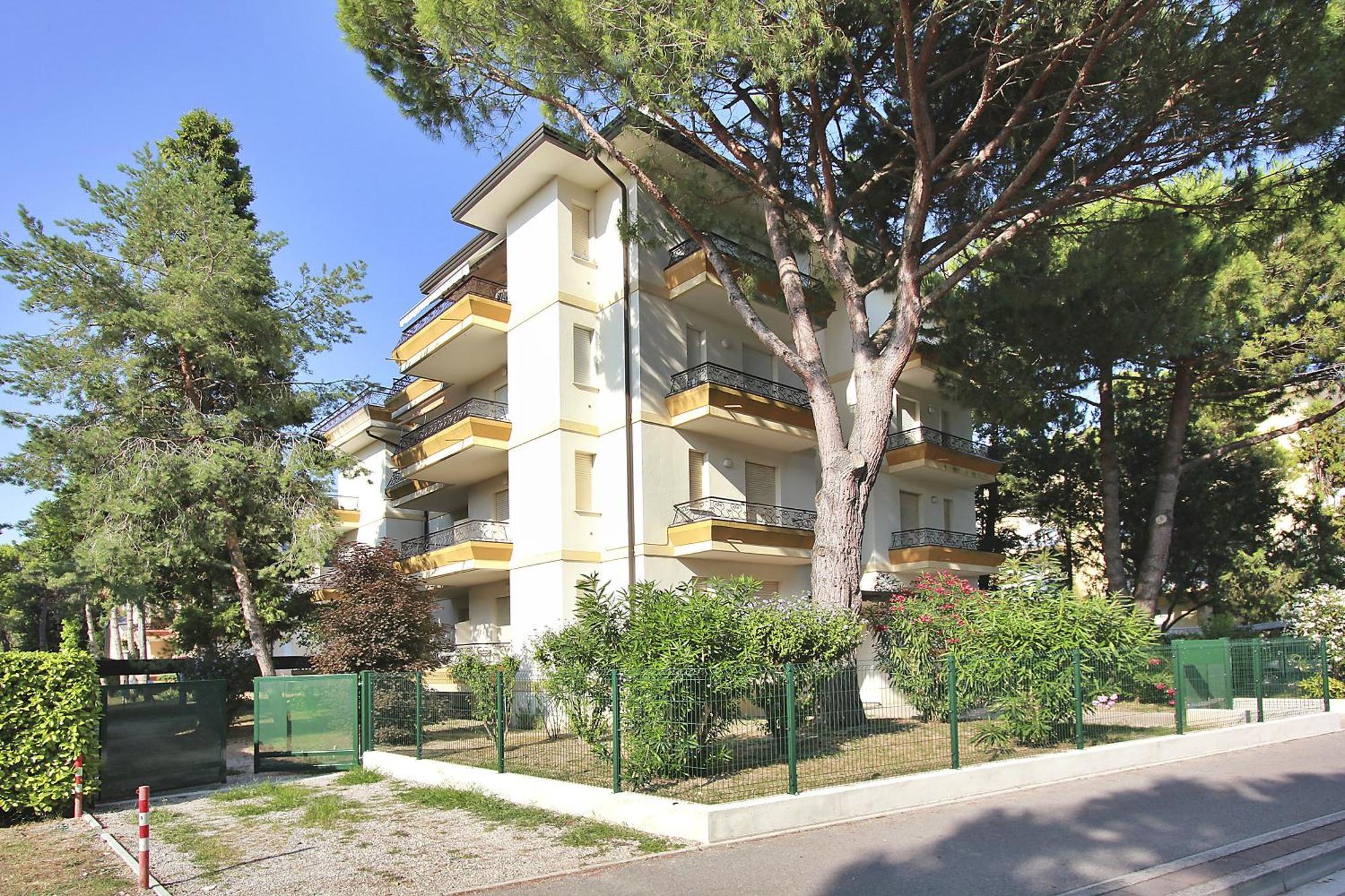 Residenza Ibsen Apartment Lignano Sabbiadoro Bagian luar foto