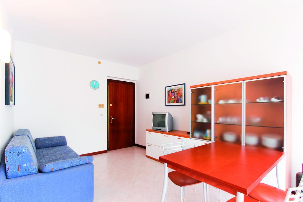 Residenza Ibsen Apartment Lignano Sabbiadoro Ruang foto