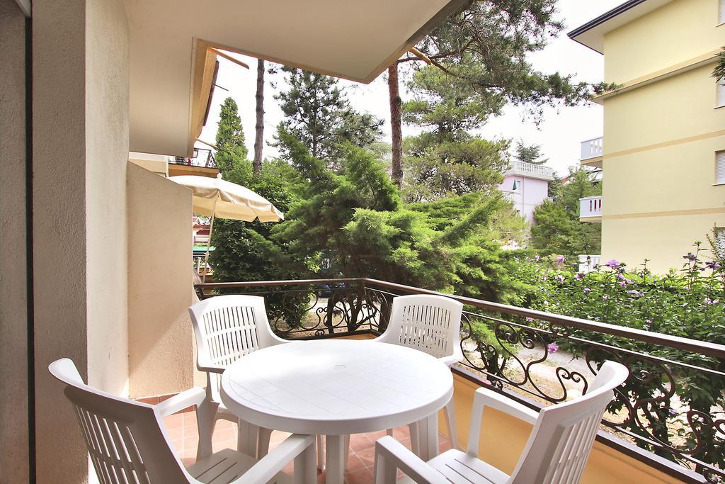 Residenza Ibsen Apartment Lignano Sabbiadoro Ruang foto