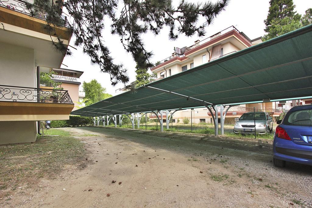 Residenza Ibsen Apartment Lignano Sabbiadoro Ruang foto